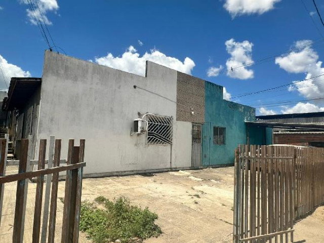 Casa com 2 quartos, 1 banheiro e 1 vaga de garagem