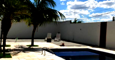 Terreno com casa e piscina, 4 quartos, 3 banheiros, 303m² construída
