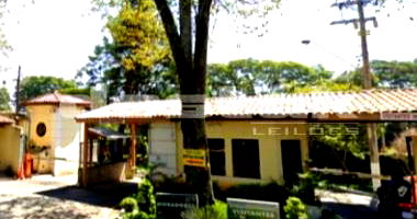 Casa com 3 suítes e piscina em condomínio fechado