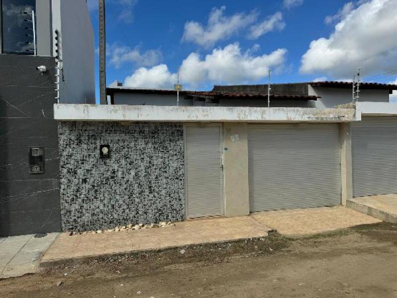 Casa com 2 quartos, 1 banheiro e vaga de garagem