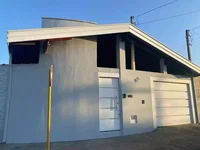 Casa Ocupada com 2 Quartos e 2 Banheiros em Leilão
