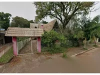 Casa Ocupada com Amplo Terreno em Leilão