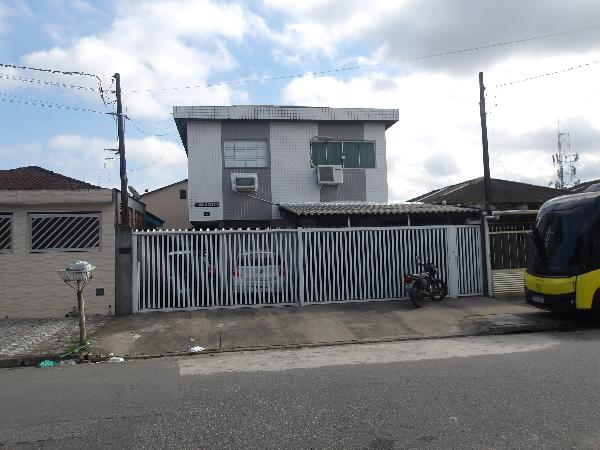Casa com 2 quartos, 1 banheiro e área de serviço