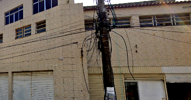 Prédio comercial de 3 andares, 4 banheiros, bem conservado