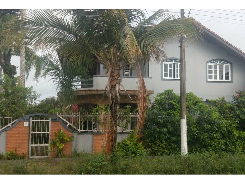 Casa Ocupada com Piscina e Varanda em Peruíbe