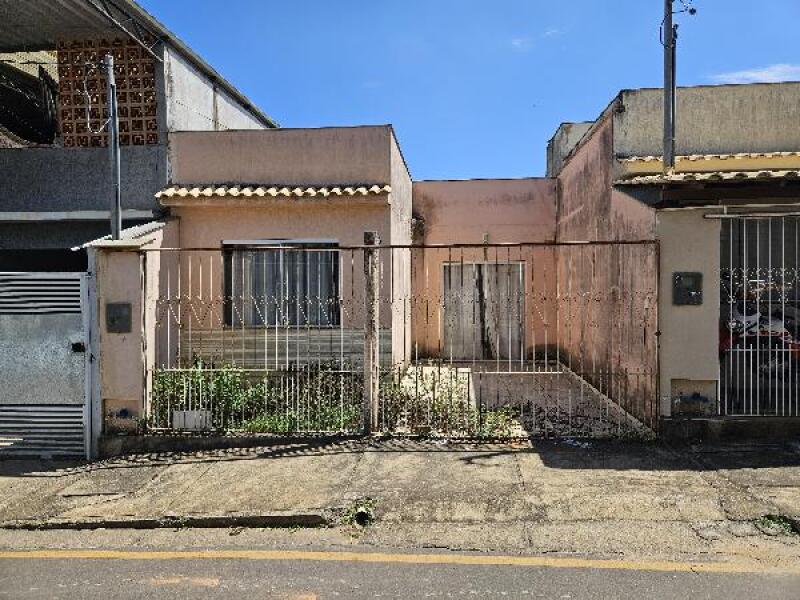 Casa com 2 Quartos e Garagem em Muriaé