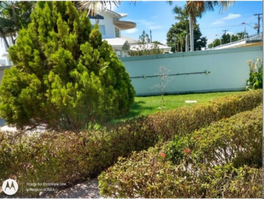 Casa com 3 quartos, 200m² construídos e piscina em lote de 600m²