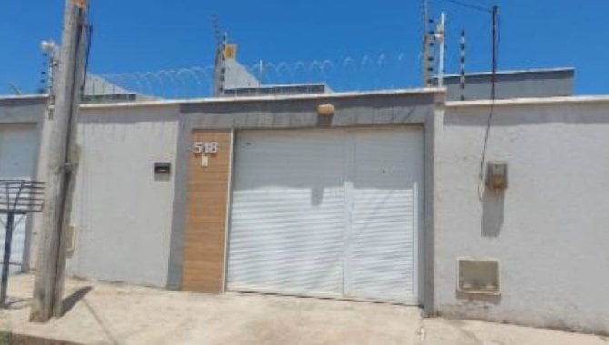 Casa padrão com 2 quartos, 2 banheiros e 1 vaga de garagem, ocupada