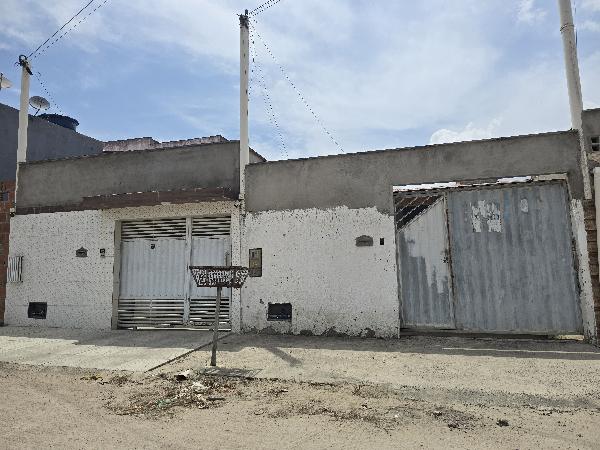 Casa com 3 quartos, 2 banheiros, 2 salas, cozinha e 1 vaga