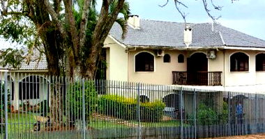 Casa de Esquina com 6 Quartos e Piscina em Santo Augusto