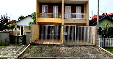 Casa ocupada com 152 m² construída, ideal para famílias