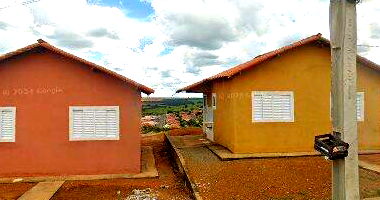 Casa com 2 quartos, banheiro, área de serviço e cozinha, 38m² construída