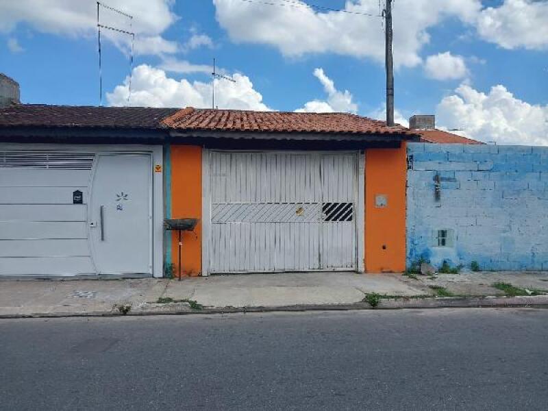 Casa com 2 quartos, 2 vagas e 62,62m² construída, desocupada