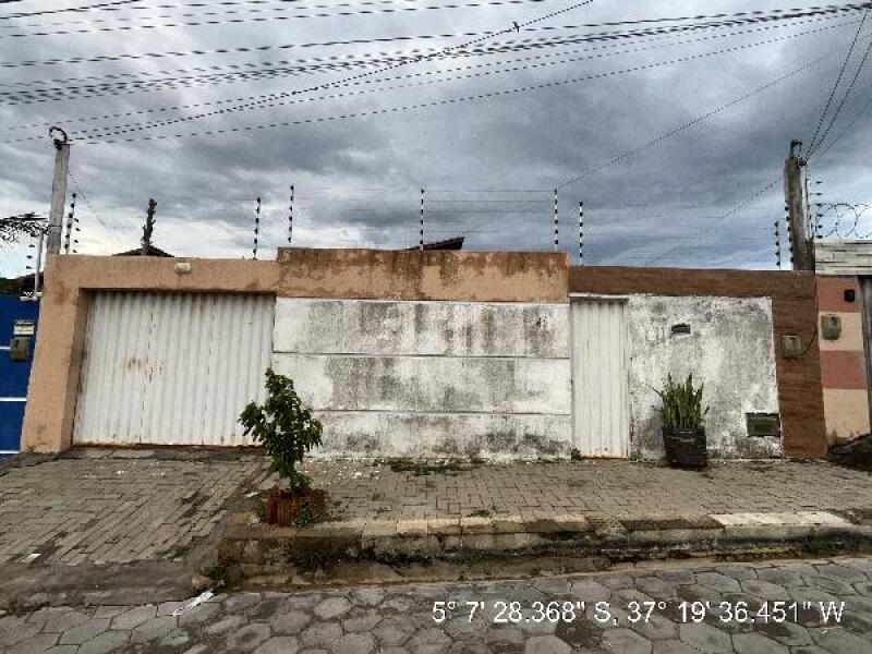Casa com 2 quartos, 2 banheiros e 1 vaga de garagem