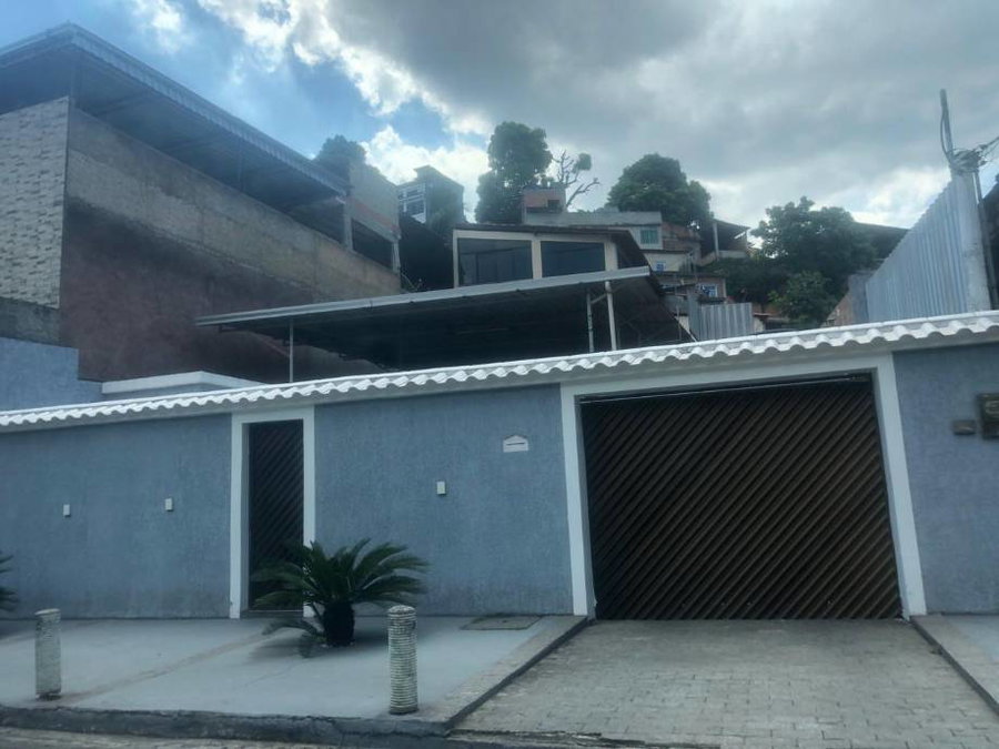 Casa ocupada com 264m² construída e 230m² de terreno