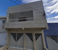 Casa com 2 pavimentos, 6 quartos, 2 banheiros e garagem