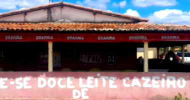 Fazenda com 112 hectares, casas, galpão, estábulo e açude
