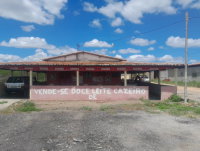 Fazenda com 112 hectares, casas, galpão, estábulo e açude