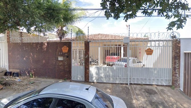 Casa com 204 m² de área construída em lote de 420 m², ocupada, pronta para reforma e valorização.