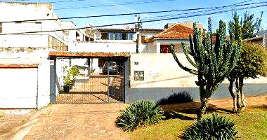 Casa com 2 pisos e piscina, 383,13m²