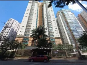 Apartamento com vagas de garagem, 252m²