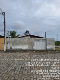 Casa com 2 quartos, varanda e 1 vaga de garagem