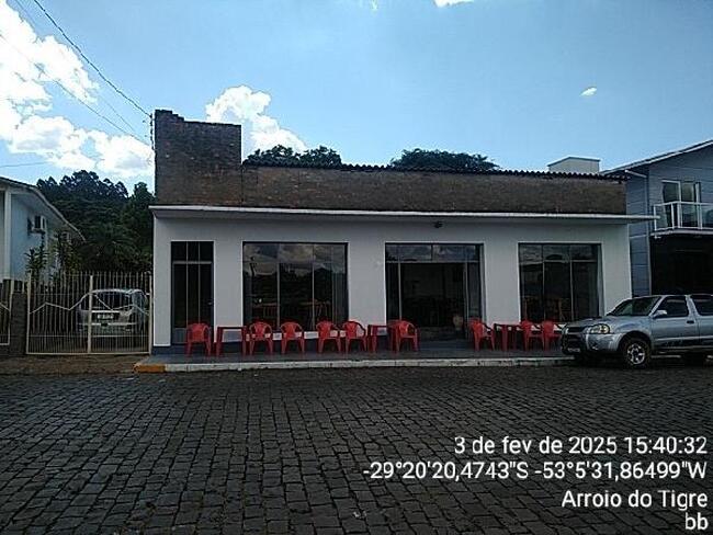 Comercial com 800 m² de terreno, amplo espaço para negócios
