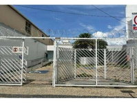 Loja comercial desocupada com 529,20m² de área construída