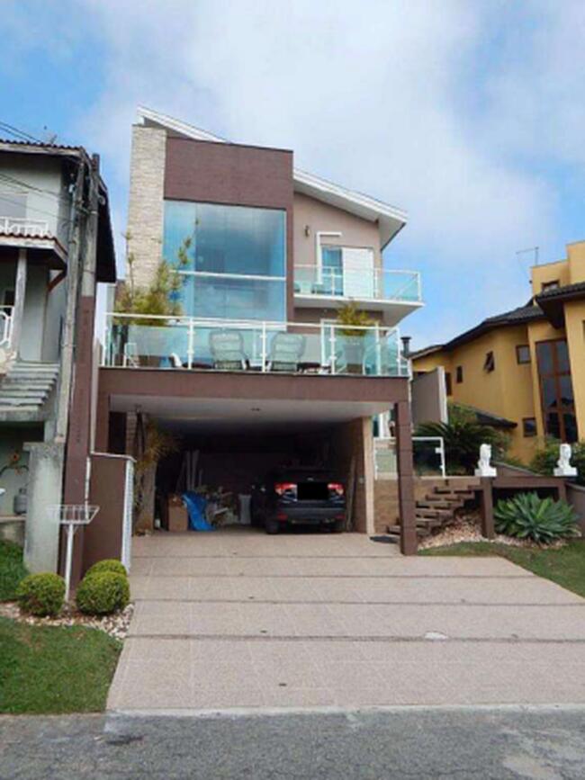 Casa de Luxo no Condomínio Aruã com Piscina e 3 Dormitórios