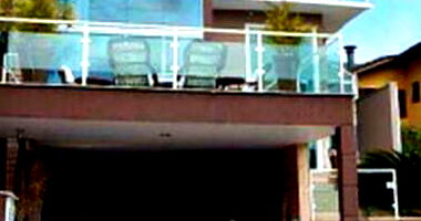 Casa de Luxo no Condomínio Aruã com Piscina e 3 Dormitórios