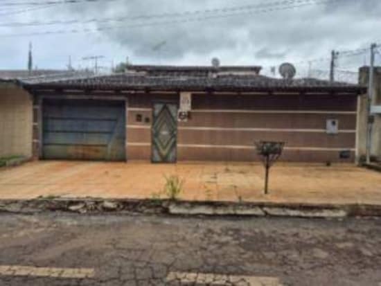 Casa com 4 vagas de garagem, 223,19 m² construídos, ocupada