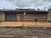 Casa com 4 vagas de garagem, 223,19 m² construídos, ocupada