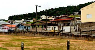 Terreno urbano amplo de 2016m², sem benfeitorias, desocupado
