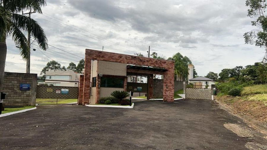 Lote desocupado com 567 m² em condomínio residencial