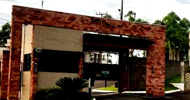 Lote desocupado com 567 m² em condomínio residencial