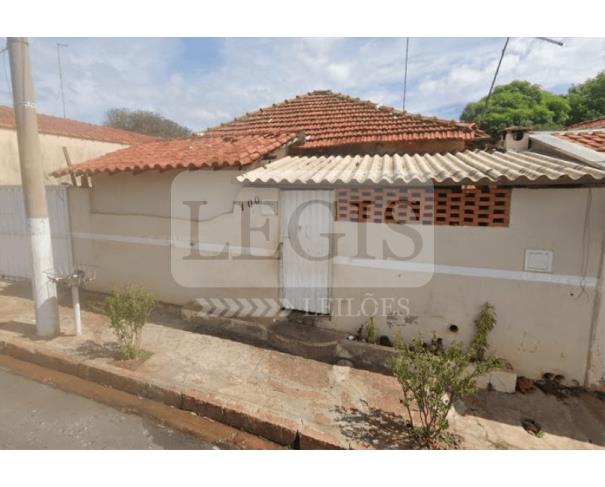Casa com 2 quartos, 1 banheiro e 299,45m² de área total