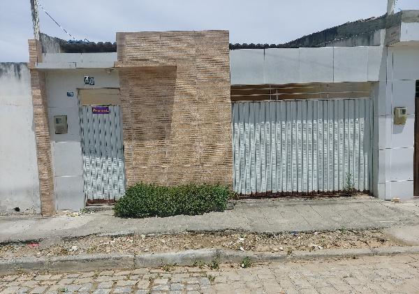 Casa 2 quartos, 1 banheiro, 2 salas, cozinha, 1 vaga, 81,4m² construída