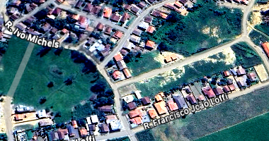Terreno urbano com 3 casas pequenas, área 327,71m², ocupado