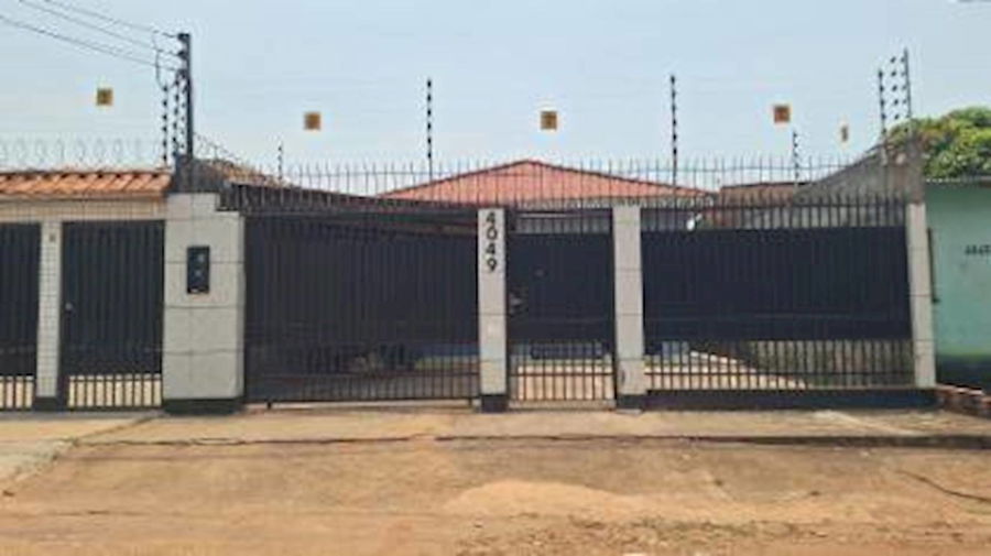 Casa padrão com 3 quartos, 3 banheiros, 2 salas, ocupada