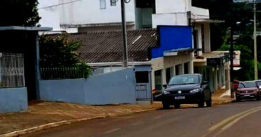Terreno com benfeitorias: casa 4 quartos, 2 banheiros, garagem e loja