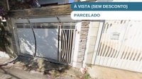 Casa ocupada com 160 m² de área construída