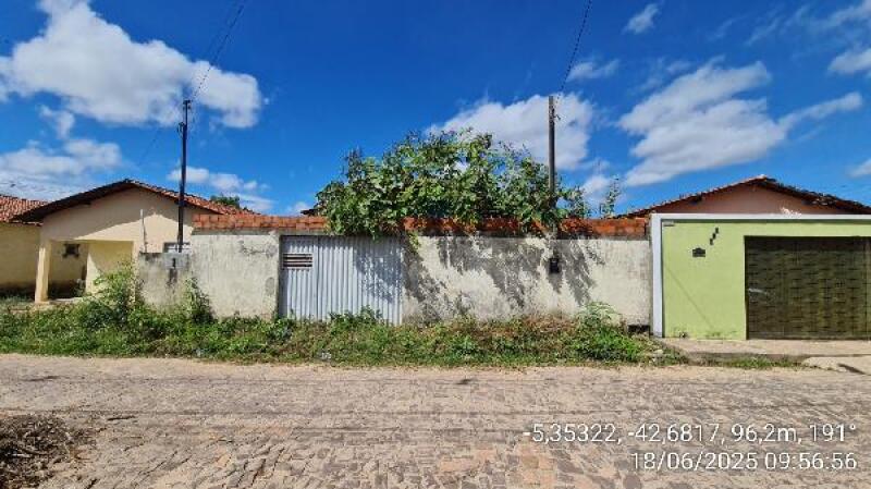 Casa com 2 quartos, 61,51m², terreno 199m², ocupada
