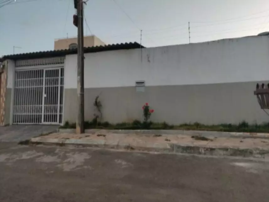 Casa com 2 quartos e 1 banheiro, 220m² de terreno, ocupada