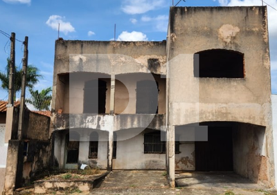 Casa desocupada semi-acabada de 116 m²