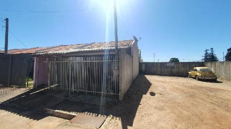 Casa com 2 quartos, 1 banheiro e 1 vaga de garagem