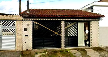 Casa Ocupada com 205m² de Área Construída em São Vicente/SP