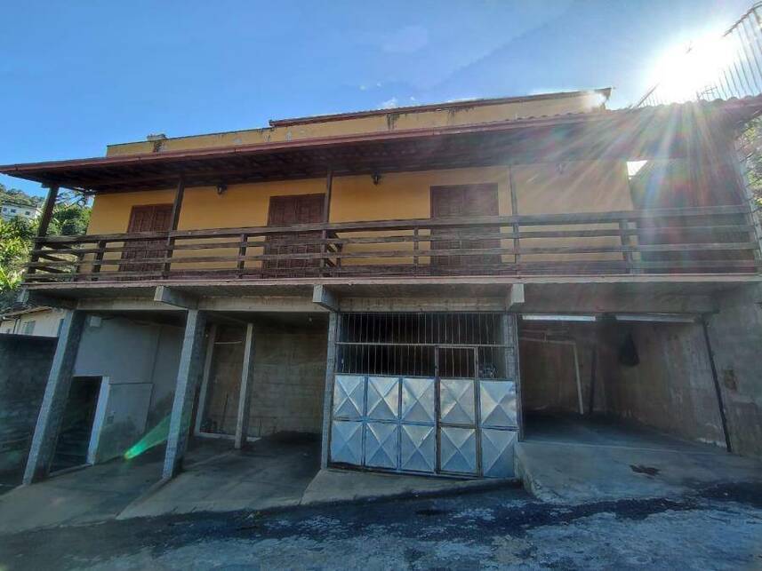 Casa Padrão Ocupada com 2 Vagas e 255m² em Nova Friburgo