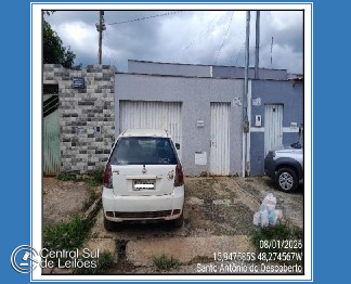 Casa com 3 quartos, 94,57m² de área construída, 150m² de terreno, varanda, área de serviço, banheiro, sala e cozinha.