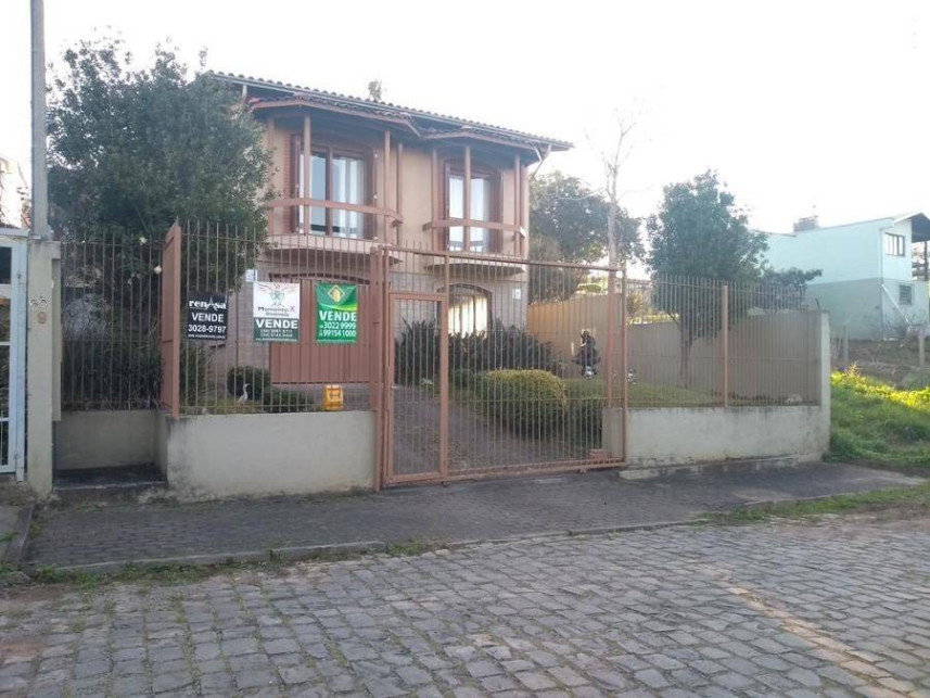 Casa ocupada com 294 m² construídos e 1 vaga