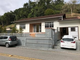 Casa Padrão com 1 Vaga de Garagem em Blumenau